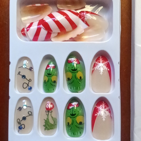 🎄 CHRISTMAS 💅🎄 - Picture 2 of 3